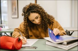 NOVO BENEFÍCIO: saiba como funciona a BOLSA PERMANÊNCIA para estudantes de baixa renda