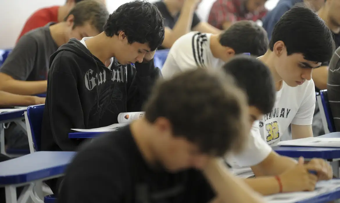 Alunos do Ensino Médio das Instituições Públicas Voltam A Receber Benefício de R$200. Imagem: Agencia Brasil.