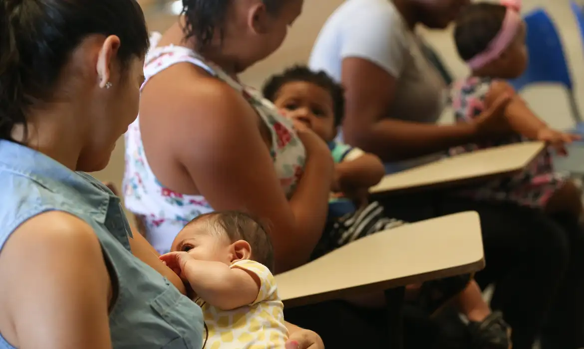 Auxílio de R$ 300 para Mães em Pernambuco, Requisitos e Processo de Inscrição. Imagem: Agência Brasil.