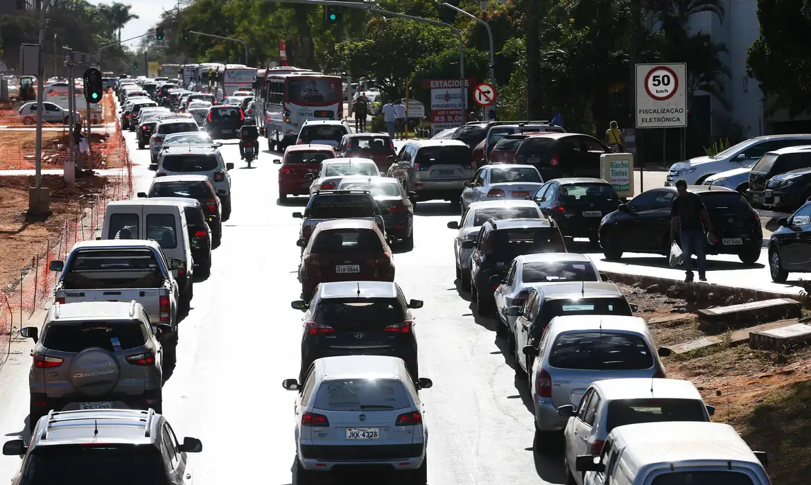 Mantenha seu veículo regularizado para evitar multas. Imagem: Agência Brasil