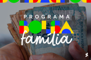 pessoa segurando o pagamento do Bolsa Família