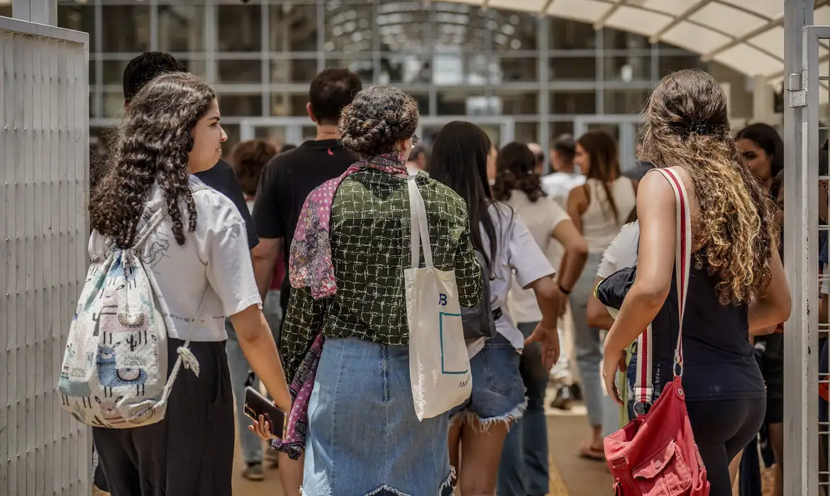 Para Ingressar no Pé-de-Meia, os Estudantes Precisam Cumprir Determinados Requisitos. Imagem: Agência Brasil.