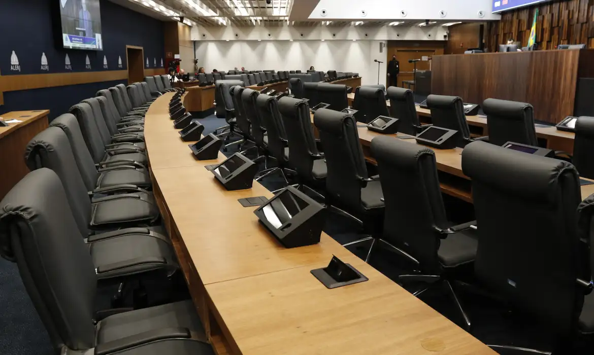 Após a aprovação na Assembleia, os projetos seguem para a sanção do governador. Imagem: Agência Brasil.