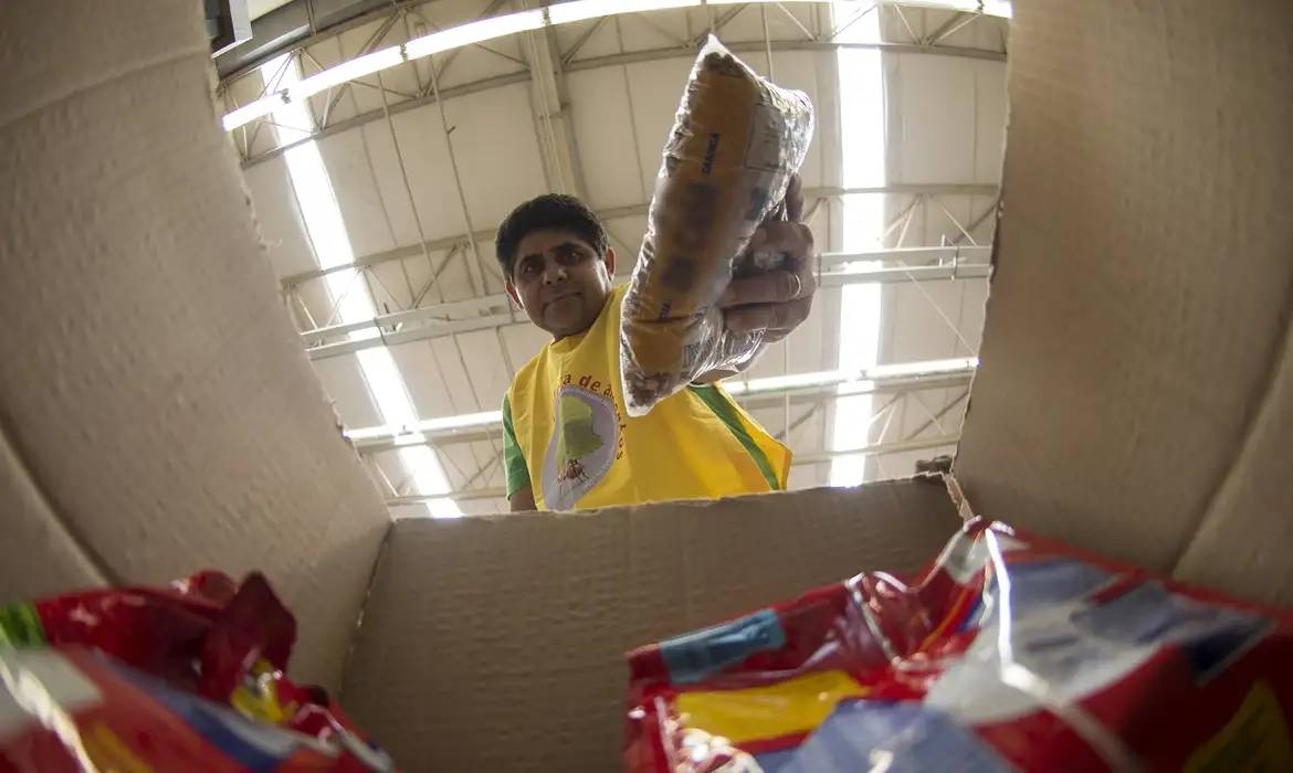 A distribuição das cestas básicas deu início na última segunda-feira (13). Imagem: Agência Brasil.