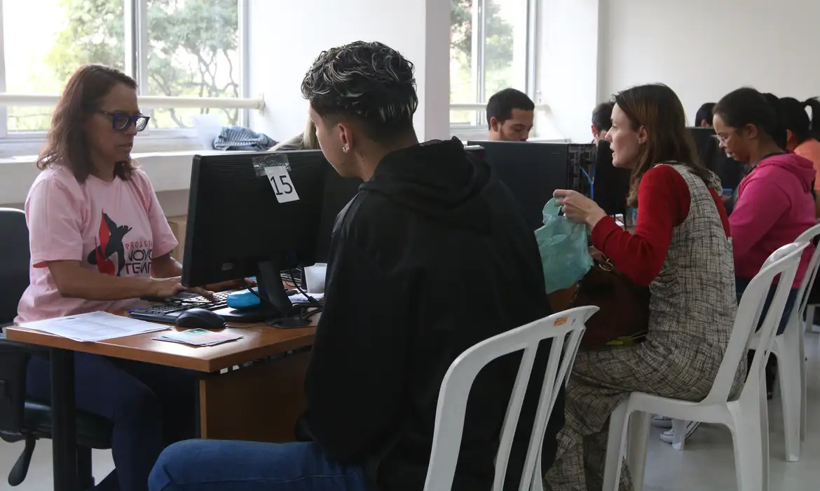 Imagem de pessoas sentadas aguardando a liberação do cartão prato cheio