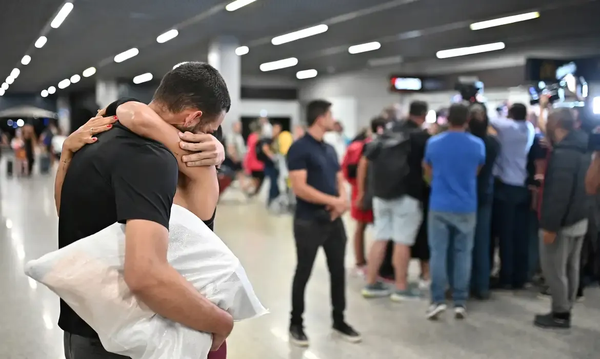 Imigrantes brasileiros se reencontrando após longa separação, em um aeroporto.